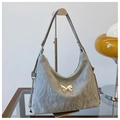 Detalle de bolso gris plisado con hebilla metálica de mariposa y decoración de cadenas - Plateado