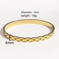 Détail du bracelet en acier titane doré avec motif losange et dimensions - Grand Motif Matelassé Or (Large Gold)