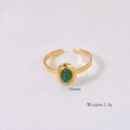 Detailaufnahme eines goldenen Edelstahlrings mit 10mm ovalem grünem Naturstein-Inlay - Afrikanische Jade