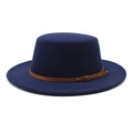 Détail d'un chapeau de marin bleu marine en laine avec bande décorative en cuir marron - M (56-58cm) / Bleu marine