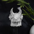 Detail van een zilveren Miao-koelkastmagneet met holle bloemen en vlinderkwast-ontwerp - Bloemgezicht (F393)