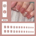 Kurze nacktrosa Kunstnägel Set mit Gänseblümchen-Design und silbernen Glitzerspitzen - Lächelnde Blume (W584)