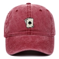 Detalle del bordado de cartas de póker en una gorra de algodón rojo lavado - Ajustable / Burdeos