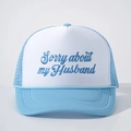 Klassieke blauw-witte truckerpet met 'Sorry about my husband' borduursel in retrostijl - Verstelbaar / Wit/Hemelsblauw