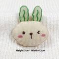 Detalle de parche de tela de conejo de dibujos animados con dimensiones de 7 cm de alto x 6,2 cm - Apertura Trasera (Sin Alfiler) / Conejo Beige