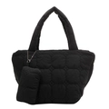 Borsa tote trapuntata in nylon nero con portamonete coordinato su sfondo bianco pulito - Nero