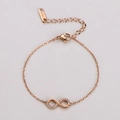 Dettaglio del bracciale infinito in oro rosa con cristalli pavé e catenina sottile regolabile - Bracciale Oro Rosa