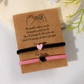 Verstellbare Paar-Armbänder mit schwarz-pinken Herzanhängern auf einer Geschenkkarte - Herz Wunsch Kraftpapier-Karte / Schwarz & Rosa Set