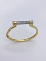 Goldenes Hufeisen-Armband in D-Form mit einer funkelnden, diamantbesetzten Stange - Bangle / Gold
