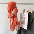 Écharpe bicolore orange et rose en cachemire mélangé avec franges et texture douce - Orange vif