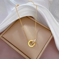 Macro detail van gouden dubbele ring hanger met Romeinse cijfers en kristallen - Volledig Titanium Staal Stijl (K225 Goud) / Goud