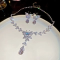Vue détaillée de la parure en argent et zircons avec pendentifs papillon et gouttes - 38# Parure de Collier Papillon Argent