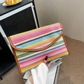Handgemaakte geweven envelop-clutch met kleurrijke regenboogstrepen en kunstleren bies - Roze