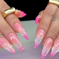 Primer plano de textura de llama 3D holográfica en uñas stiletto largas con degradado - DS27 Llama Holográfica Rosa