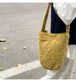 Outdoor-Lifestyle-Foto einer ingwergelben Plüsch-Eimertasche mit weichem Webpelz-Gewebe - Einfarbig Plüsch Einzelriemen Eimer / Senfgelb