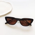 Platliggende zwarte cat eye zonnebril met donkerbruine glazen op een witte achtergrond - Zwart Frame Thee Lenzen