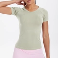 Détail du t-shirt de sport sans couture vert clair avec textures respirantes et coupe ajustée - Gris-Bleu
