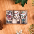 Dettaglio di tre ornamenti Schiaccianoci in legno dipinto per decorazioni natalizie - Stile B Confezione da 9