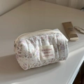 Detail der gesteppten Stofftasche mit lila Hasen und grünem Blumenmuster - Gestreiftes Kaninchen Blumenmuster