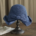 Sombrero de paja azul con lazo decorativo sobre un soporte de madera vintage - M (56-58cm) / Azul marino