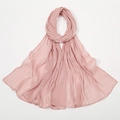Detailaufnahme des schimmernden rosa Crinkle-Chiffon-Schals mit elegantem Faltenwurf - 180x70cm / Snow Bud