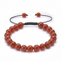 Détail du bracelet en perles d'agate rouge avec cordon tressé noir réglable sur blanc - Agate rouge