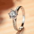 Anillo clásico de seis garras con circonita y banda de diamantes pavimentados - US 7 / Oro blanco