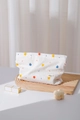 Trousse à maquillage aux motifs colorés sur plateau en bois près d'une fenêtre - 26x18cm / Grand Pois Colorés