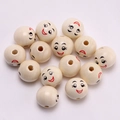 Makroaufnahme von 20mm Naturholzperlen mit schwarzen und roten Smileys zum Basteln - Großer roter Mund