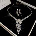 Vue détaillée d'un ensemble collier et boucles d'oreilles en cristal dans un coffret - Style de Coffret Cadeau Noir en Strass (43#)