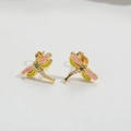Dettaglio macro di orecchini a libellula con ali in smalto rosa e verde e pietre di zircone - Libellula Rosa