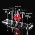 Fünfstufiger T-Ständer aus Acryl für Ohrringe mit gestuften Haken und klarer Basis - T-Form Gestuft / Transparent