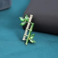 Elegante broche de bambú con tallo dorado, pedrería blanca y hojas de cristal verde - Broche de Cristal Marquesa de Hoja de Bambú (XZ42-003 Bambú)