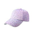 Dettaglio del berretto con stampa leopardata rosa e viola con visiera curva a 45 gradi - Regolabile / Leopardo Viola