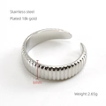 Verstellbarer silberfarbener Edelstahlring mit 6 mm vertikaler Rillenstruktur - Einstellbar Offen / Silber