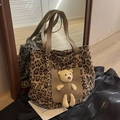 Leoparden-Canvas-Tasche mit 3D-Plüschbären-Detail und Leder-Fronttasche - Leopardenbraun