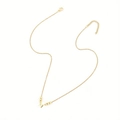 Collana dorata minimalista con ciondolo lettera M e perline dorate lisce ed eleganti - Lettera N
