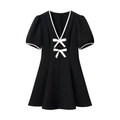 Abito nero a maniche corte alla moda con scollo a V bianco e fiocchi decorativi - S / Nero