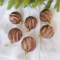 6er-Set roségoldene Weihnachtskugeln mit Spiralstruktur auf weißer Seide und Tannenzweigen - Kaffee/Roségold (6 Stk./Packung)