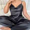 Elegante conjunto de pijama de satén negro con top de cuello desbocado y pantalón ancho - 1XL / Negro