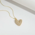 Elegante gouden hartvormige hanger ketting met witte zirkonia op een witte achtergrond - V-Vorm (Goud)
