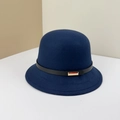 Eleganter dunkelblauer Wollglockenhut mit schwarzem Lederband und goldener Schnalle - 56-58cm (Verstellbar) / Marineblau