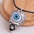 Ciondolo a teschio retrò in argento con occhio blu su cordino nero regolabile - Teschio Occhio del Diavolo / Argento/Blu