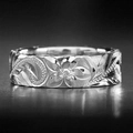 Macro-opname van een vintage zilveren ring met bloemreliëf en kleine diamant - A256 platinakleur / Maat 7
