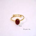 Detail van vintage gouden gedraaide ring met 9mm gefacetteerde rode natuursteen - Open / 9mm Steen / Rode agaat