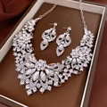 Primo piano di un set di gioielli vintage in argento con strass scintillanti in scatola - 3# Set di Gioielli Collana Argento