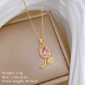 Detailweergave van bloem hanger ketting met roze edelsteen op elegante beige sieradendoos - Tulpenhanger (K114)