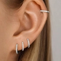 Orecchini a cerchio in argento con pavé di zirconi scintillanti su modella - Set da 4 pezzi - Combo in argento e zirconi