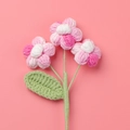 Handgefertigter Häkelstrauß mit drei rosa-weißen Puffblumen und grünen Blättern - Verlauf Rosa