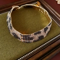 Dettaglio del bracciale leopardato dorato con cristalli neri su velluto verde - Collana con Strass Leopardati (Oro)